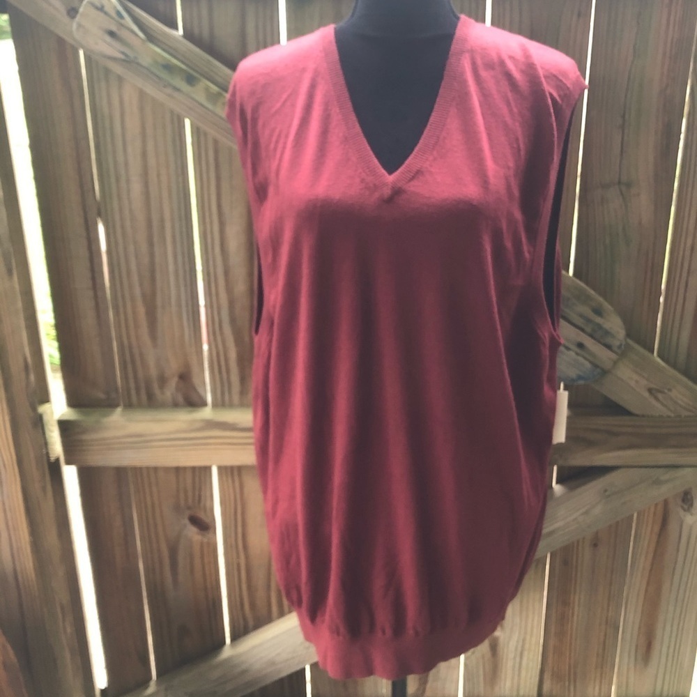 Izod Fieldhouse V-Neck Sleeveless Red Sweater